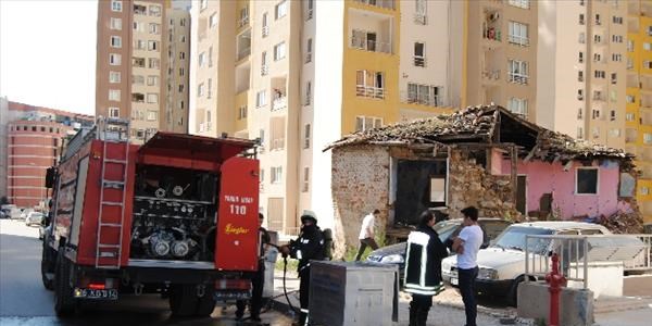 Terk edilen tarihi mescitte yangın