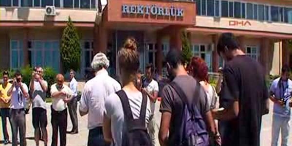 Çanakkale Rektörlük önünde 'duran adamlar'