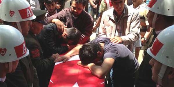 N�bette arkada� kur�unuyla �len asker topra�a verildi