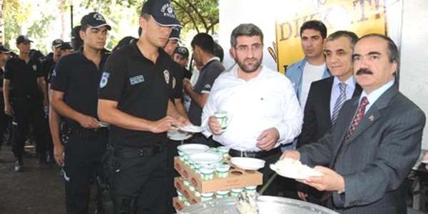 Vali, eylem yapılan parkta polise pilav dağıttı