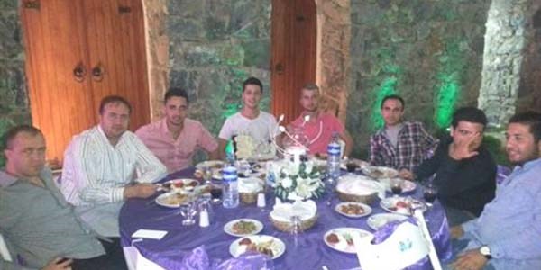 Fanatik damat damatlığında bile takımın renklerini taşıdı