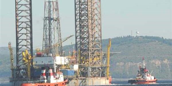 Çanakkale Boğazı'ndan dev platform geçti