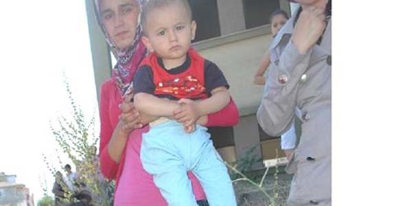 �ki �ocu�u ile birlikte kald��� baraka yand�