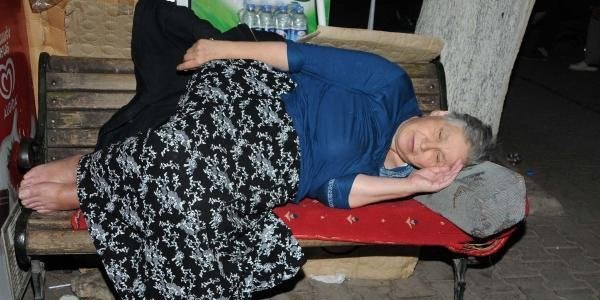 Bankta yatan kadın yardım bekliyor