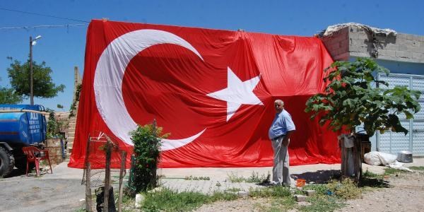 Ba�bakan'�n �a�r�s� �zerine evini 96 metrekarelik T�rk Bayra��yla kaplad�