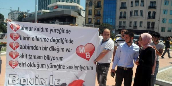 Taksim Meydan'nda pankartl evlilik teklifi