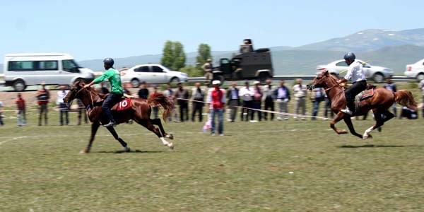 Kars'ta nefes kesen cirit gösterisi