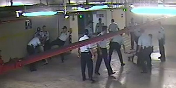 Antalya'daki polis dayağı kamerada/ Video