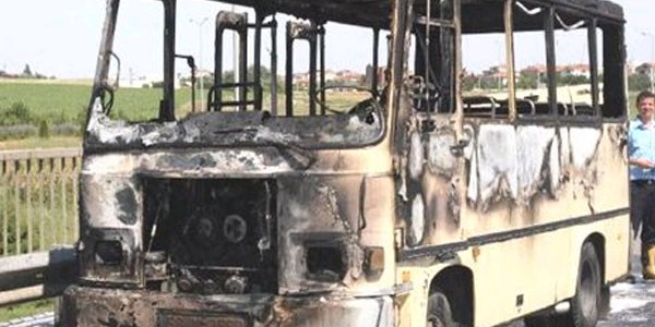 Seyir halinde alev alan yolcu minibüsü yandı