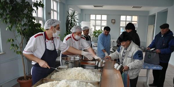 Odunpazarı Belediyesi'nden yüzlerce kişinin sofralarına sıcak yemek