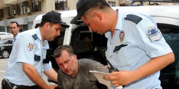 Kızını götürmek için gelen dünürü ve 2 oğlunu bıçakladı