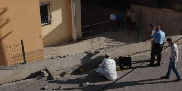 Bahçe duvarında ses bombası patladı