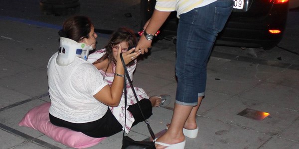 Kaza geçiren çocuk ambulansa zor bindirildi
