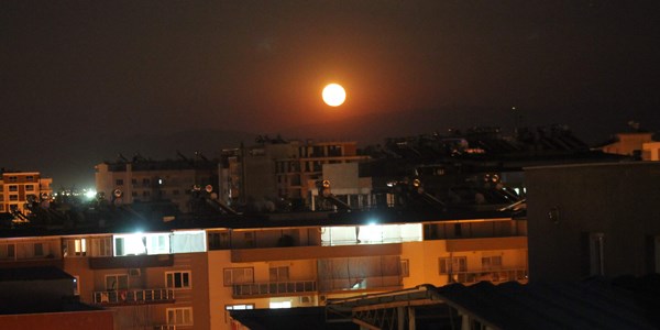 Ay yüzünü 12 kat daha büyük gösterdi