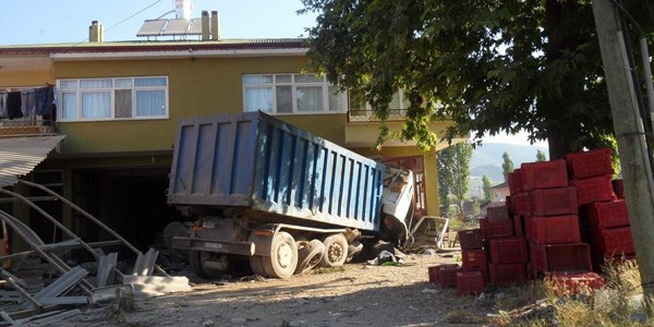 Kum yüklü kamyon dehşet saçtı