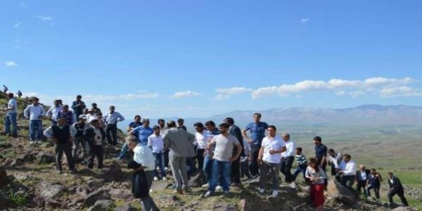 Heyelan bir köyü boşalttı
