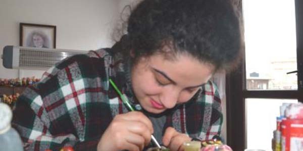 Ta� bebek yaparak engellerini a��yorlar
