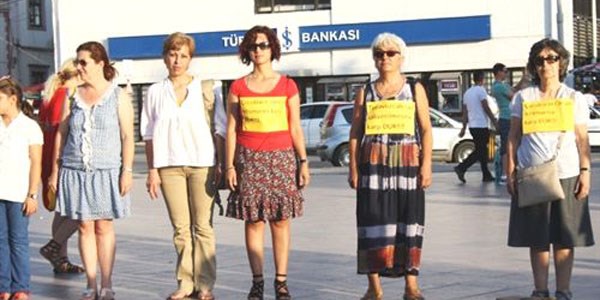 Ayvalık'ta çocuk tecavüzcüleri için dik durma eylemi