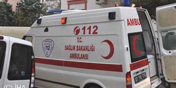 Çatıdan otomobil üzerine düşen kişi yaralandı