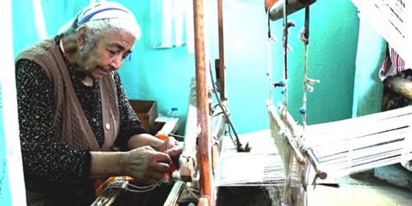 83 Yaşındaki Raziye Nine, dokuma tezgahından vazgeçmiyor