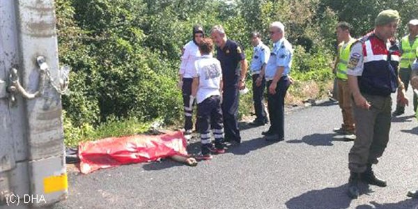 Tır sürücüsü yanan lastiği söndürmek isterken öldü