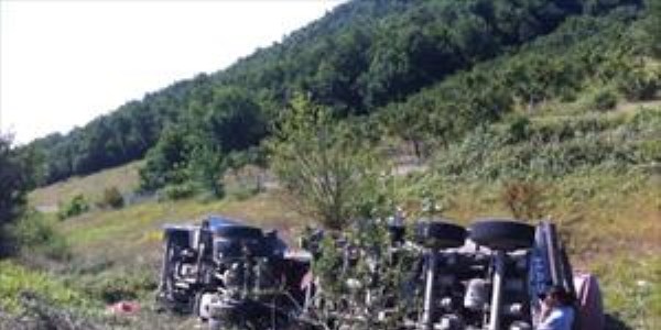 Tır şarampole yuvarlandı: 2 ölü
