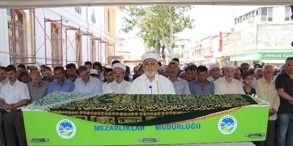 Emekli din g�revlisi, e�inin cenaze namaz�n� k�ld�rd�