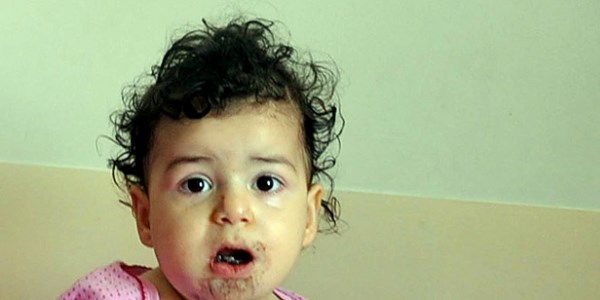 Yolda y�r�rken kafas�na �ocuk d��t�