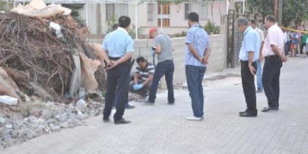 Reyhanl�'da �ocuklar sokakta oynarken 2 el bombas� buldu