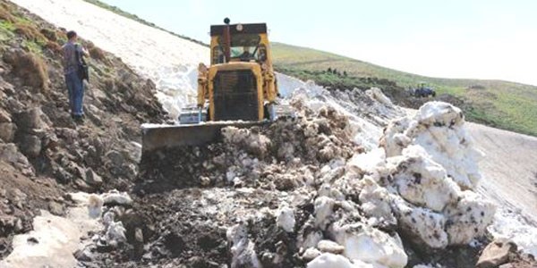 Şırnak'ta yaz ortasında karla mücadele çalışması