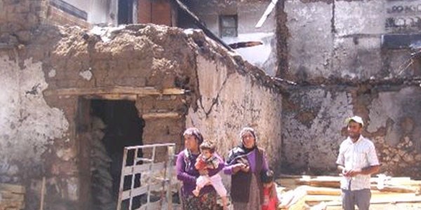 Evleri yanan aile yardım bekliyor