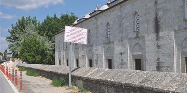 İki kurum arasındaki uyuşmazlık tabelalara da yansıdı