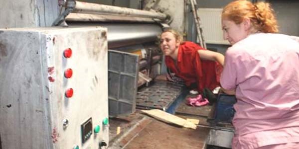 Elini pres makinesine kapt�rd�