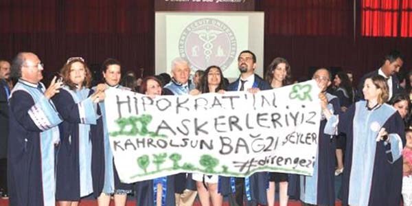 'Hekimlik Yemini' edip 'Gezi Parkı' pankartı açtılar