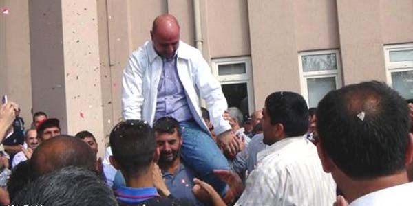25 yıl sonra maaşlarını tam alan işçiler, başkanı omuzlarda taşıdı