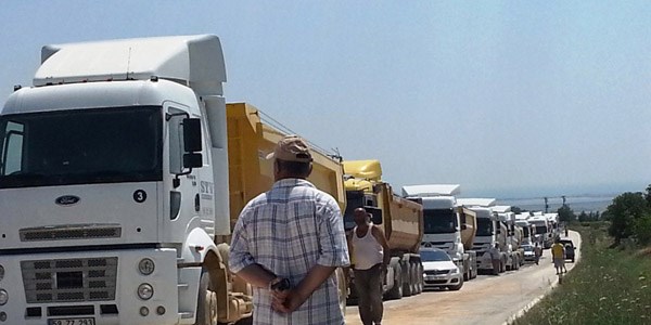 TIR devrildi, yol iki y�nde de trafi�e kapand�