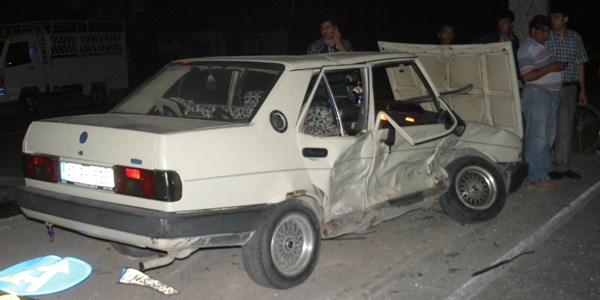 Kaçan sürücünün çarptığı otomobildeki 6 kişi yaralandı