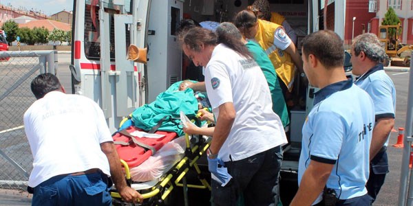 1 ya��ndaki bebek trakt�r�n alt�nda kalarak �ld�