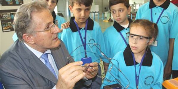 Bu ��renciler kendi oyuncaklar�n� telden yap�yor