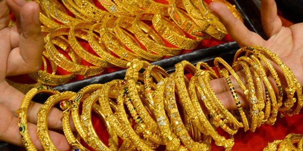 Alt�n d���yor kuyumcu seviniyor