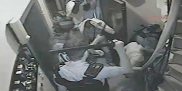 Apartmandaki polis dayağı kamerada/ Video