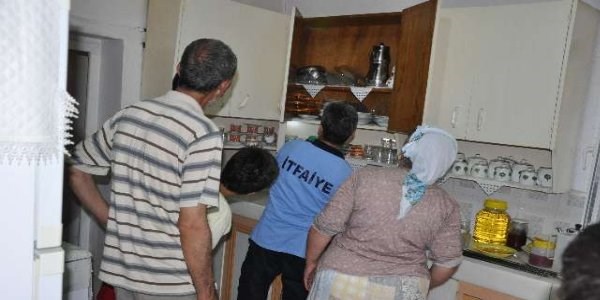 Mutfakta yılan soktu