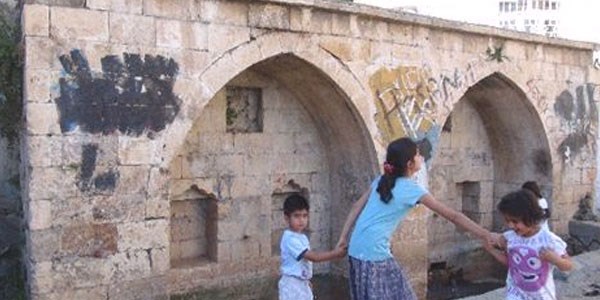 Silvan'da tarihi �e�menin bak�ms�zl��� tepkiye neden oldu
