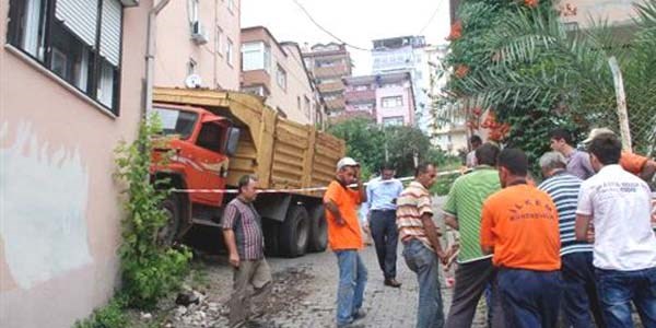 Freni boşalan kamyon evin duvarına çarptı