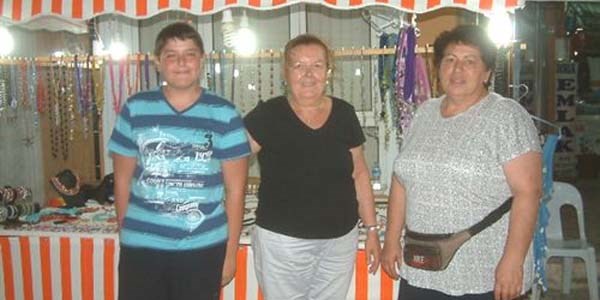 Burhaniye'de gece pazarı kuruldu