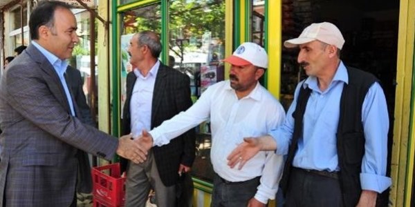 Vali Altıparmak dert dinliyor