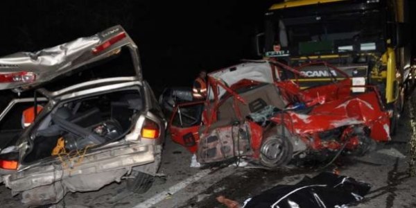 TIR araçları biçti: 1 ölü, 15 yaralı