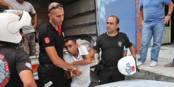 Yakalanaca��n� anlayan torbac�, uyu�turucu haplar� a�z�na att�
