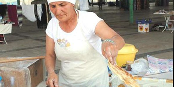 �ocuklar�n� pazarda g�zleme a��p satarak okutuyor