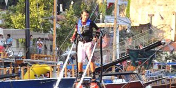 Yağlı direkteki bayrağı 12'nci kez almayı başardı